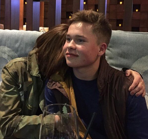 candace cameron bure breaks down after son hands her this note on