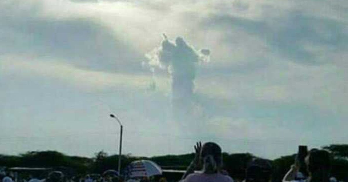 Jesus Seen In The Clouds Jesus Daily